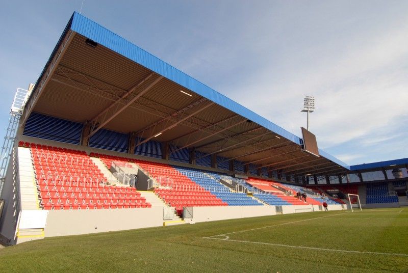 Plzeň představila novou podobu stadionu ve Štruncových sadech. Příležitost navštívit jej měli zájemci ve dnech 13. a 14. prosince 2011 v rámci 4. ročníku veletrhu realitních, stavebních a investičních příležitostí FINPEX 2011. Za rekonstrukci stadionu byla městu na tomto veletrhu udělena cena za významný investiční počin.

Při opravě za 360 milionů korun vznikly nové tribuny, byl odstraněn atletický ovál a hříště se posunulo o 18 metrů k hlavní tribuně. Pokud UEFA stadion s kapacitou téměř 13 000 míst k sezení schválí, chce tam český mistr už v únoru 2012 hrát Evropskou ligu.