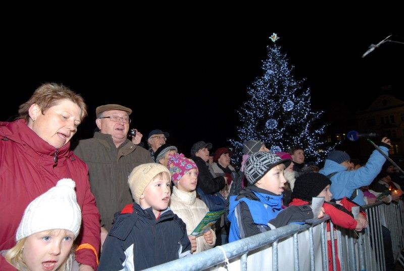 Vánoční zpívání koled na náměstí Republiky v Plzni (14.12.2011)