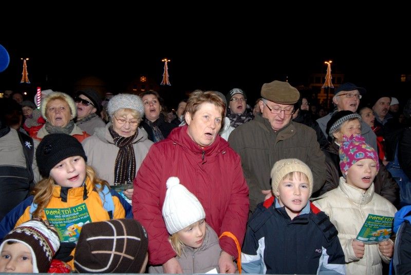 Vánoční zpívání koled na náměstí Republiky v Plzni (14.12.2011)