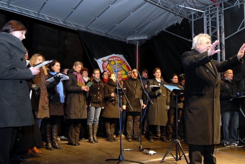 Vánoční zpívání koled na náměstí Republiky v Plzni (14.12.2011)