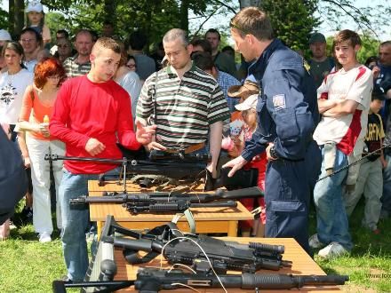 Policie ČR v akci - Jako další se záchranných složek představila veřejnosti česká Policie, která v prostoru za Plazou prezentovala svou činnost, předvedla ukázky prácí, zbraní a materiálového vybavení Zásahové jednotky. Diváci zhlédli také akční ukázku a ukázku výcviku Zásahové jednotky Policie ČR.