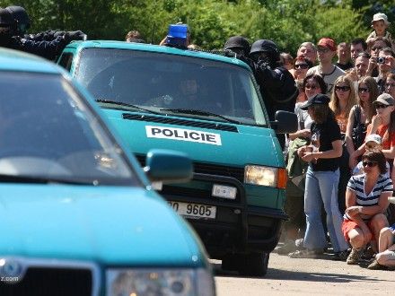Policie ČR v akci - Jako další se záchranných složek představila veřejnosti česká Policie, která v prostoru za Plazou prezentovala svou činnost, předvedla ukázky prácí, zbraní a materiálového vybavení Zásahové jednotky. Diváci zhlédli také akční ukázku a ukázku výcviku Zásahové jednotky Policie ČR.