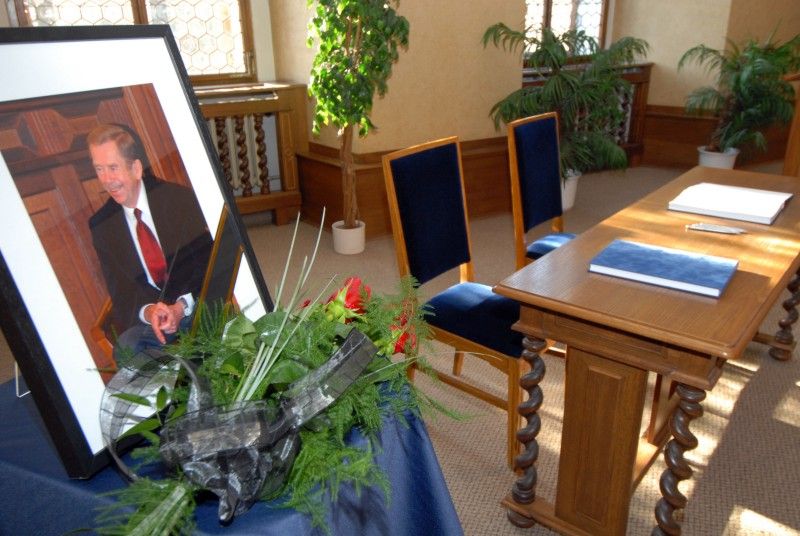 Účastníci smutečního setkání uctili památku bývalého prezidenta Václava Havla