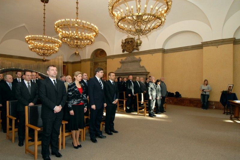 Památku bývalého prezidenta Václava Havla uctili účastníci smutečního setkání dnes (19.12.2011) v obřadní síni plzeňské radnice. Na setkání krátce promluvil primátor Martin Baxa, který odchod Václava Havla označil za ztrátu významné české osobnosti, která se za svá slova a názory dokázala postavit svým životem. „Myslím, že to základní a nejhlubší poselství Václava Havla spočívá v přinášení oběti ve jménu pravdy v situaci, která se pro tento pojem jeví jako beznadějná. Je to poselství, které nás vrací k samému základu lidského bytí a které nám ukazuje tu obyčejnou lidskou naději, bez které nelze smysluplně žít. Že má smysl hledat a ukazovat pravdu, jakkoliv to může být nebezpečné a momentálně nedosažitelné. To je ta moc bezmocných,“ uvedl primátor.