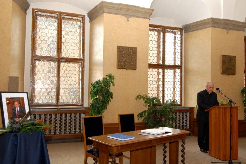 Památku bývalého prezidenta Václava Havla uctili účastníci smutečního setkání dnes (19.12.2011) v obřadní síni plzeňské radnice. Na setkání krátce promluvil primátor Martin Baxa, který odchod Václava Havla označil za ztrátu významné české osobnosti, která se za svá slova a názory dokázala postavit svým životem. „Myslím, že to základní a nejhlubší poselství Václava Havla spočívá v přinášení oběti ve jménu pravdy v situaci, která se pro tento pojem jeví jako beznadějná. Je to poselství, které nás vrací k samému základu lidského bytí a které nám ukazuje tu obyčejnou lidskou naději, bez které nelze smysluplně žít. Že má smysl hledat a ukazovat pravdu, jakkoliv to může být nebezpečné a momentálně nedosažitelné. To je ta moc bezmocných,“ uvedl primátor.