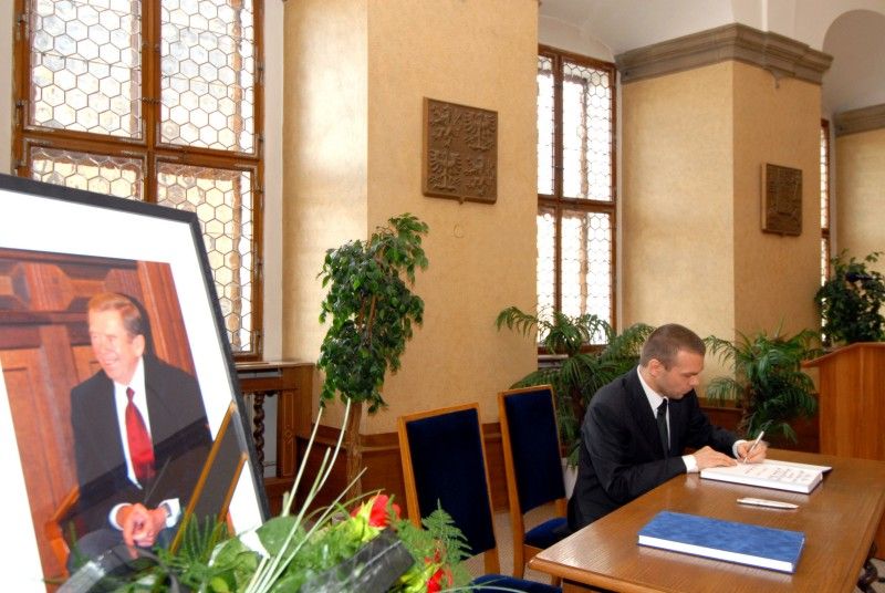 Památku bývalého prezidenta Václava Havla uctili účastníci smutečního setkání dnes (19.12.2011) v obřadní síni plzeňské radnice. Na setkání krátce promluvil primátor Martin Baxa, který odchod Václava Havla označil za ztrátu významné české osobnosti, která se za svá slova a názory dokázala postavit svým životem. „Myslím, že to základní a nejhlubší poselství Václava Havla spočívá v přinášení oběti ve jménu pravdy v situaci, která se pro tento pojem jeví jako beznadějná. Je to poselství, které nás vrací k samému základu lidského bytí a které nám ukazuje tu obyčejnou lidskou naději, bez které nelze smysluplně žít. Že má smysl hledat a ukazovat pravdu, jakkoliv to může být nebezpečné a momentálně nedosažitelné. To je ta moc bezmocných,“ uvedl primátor.