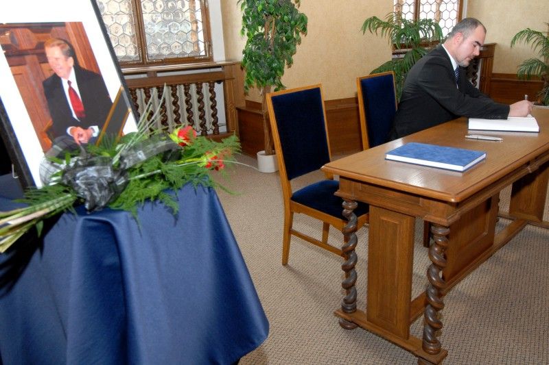 Památku bývalého prezidenta Václava Havla uctili účastníci smutečního setkání dnes (19.12.2011) v obřadní síni plzeňské radnice. Na setkání krátce promluvil primátor Martin Baxa, který odchod Václava Havla označil za ztrátu významné české osobnosti, která se za svá slova a názory dokázala postavit svým životem. „Myslím, že to základní a nejhlubší poselství Václava Havla spočívá v přinášení oběti ve jménu pravdy v situaci, která se pro tento pojem jeví jako beznadějná. Je to poselství, které nás vrací k samému základu lidského bytí a které nám ukazuje tu obyčejnou lidskou naději, bez které nelze smysluplně žít. Že má smysl hledat a ukazovat pravdu, jakkoliv to může být nebezpečné a momentálně nedosažitelné. To je ta moc bezmocných,“ uvedl primátor.