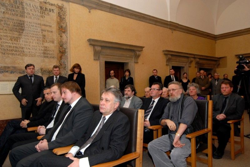 Památku bývalého prezidenta Václava Havla uctili účastníci smutečního setkání dnes (19.12.2011) v obřadní síni plzeňské radnice. Na setkání krátce promluvil primátor Martin Baxa, který odchod Václava Havla označil za ztrátu významné české osobnosti, která se za svá slova a názory dokázala postavit svým životem. „Myslím, že to základní a nejhlubší poselství Václava Havla spočívá v přinášení oběti ve jménu pravdy v situaci, která se pro tento pojem jeví jako beznadějná. Je to poselství, které nás vrací k samému základu lidského bytí a které nám ukazuje tu obyčejnou lidskou naději, bez které nelze smysluplně žít. Že má smysl hledat a ukazovat pravdu, jakkoliv to může být nebezpečné a momentálně nedosažitelné. To je ta moc bezmocných,“ uvedl primátor.