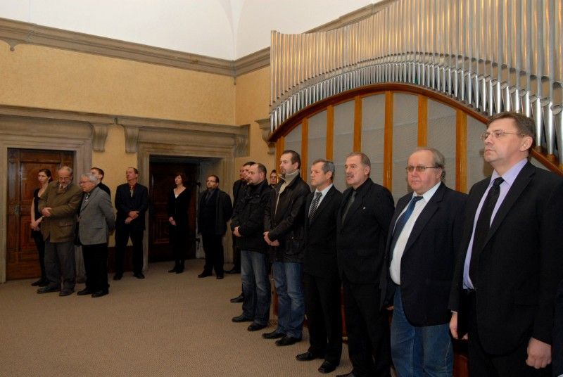 Památku bývalého prezidenta Václava Havla uctili účastníci smutečního setkání dnes (19.12.2011) v obřadní síni plzeňské radnice. Na setkání krátce promluvil primátor Martin Baxa, který odchod Václava Havla označil za ztrátu významné české osobnosti, která se za svá slova a názory dokázala postavit svým životem. „Myslím, že to základní a nejhlubší poselství Václava Havla spočívá v přinášení oběti ve jménu pravdy v situaci, která se pro tento pojem jeví jako beznadějná. Je to poselství, které nás vrací k samému základu lidského bytí a které nám ukazuje tu obyčejnou lidskou naději, bez které nelze smysluplně žít. Že má smysl hledat a ukazovat pravdu, jakkoliv to může být nebezpečné a momentálně nedosažitelné. To je ta moc bezmocných,“ uvedl primátor.