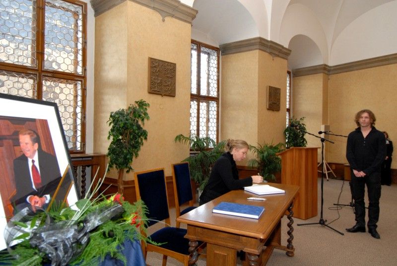 Památku bývalého prezidenta Václava Havla uctili účastníci smutečního setkání dnes (19.12.2011) v obřadní síni plzeňské radnice. Na setkání krátce promluvil primátor Martin Baxa, který odchod Václava Havla označil za ztrátu významné české osobnosti, která se za svá slova a názory dokázala postavit svým životem. „Myslím, že to základní a nejhlubší poselství Václava Havla spočívá v přinášení oběti ve jménu pravdy v situaci, která se pro tento pojem jeví jako beznadějná. Je to poselství, které nás vrací k samému základu lidského bytí a které nám ukazuje tu obyčejnou lidskou naději, bez které nelze smysluplně žít. Že má smysl hledat a ukazovat pravdu, jakkoliv to může být nebezpečné a momentálně nedosažitelné. To je ta moc bezmocných,“ uvedl primátor.