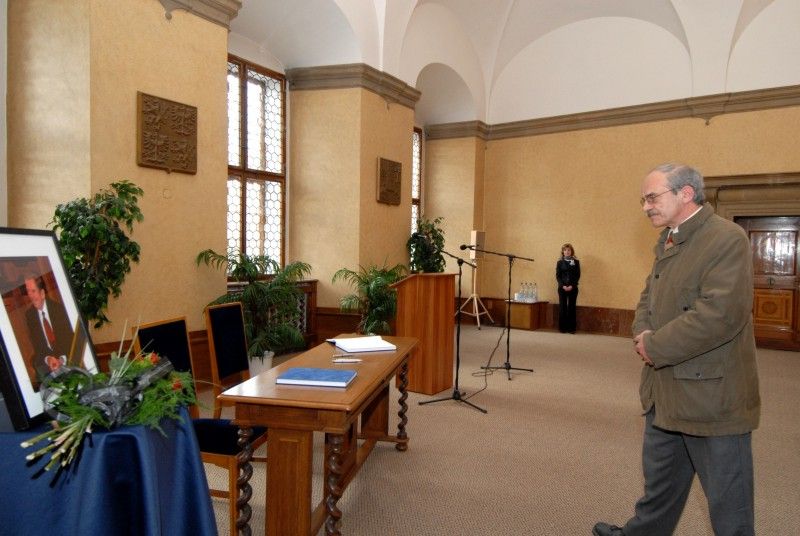 Památku bývalého prezidenta Václava Havla uctili účastníci smutečního setkání dnes (19.12.2011) v obřadní síni plzeňské radnice. Na setkání krátce promluvil primátor Martin Baxa, který odchod Václava Havla označil za ztrátu významné české osobnosti, která se za svá slova a názory dokázala postavit svým životem. „Myslím, že to základní a nejhlubší poselství Václava Havla spočívá v přinášení oběti ve jménu pravdy v situaci, která se pro tento pojem jeví jako beznadějná. Je to poselství, které nás vrací k samému základu lidského bytí a které nám ukazuje tu obyčejnou lidskou naději, bez které nelze smysluplně žít. Že má smysl hledat a ukazovat pravdu, jakkoliv to může být nebezpečné a momentálně nedosažitelné. To je ta moc bezmocných,“ uvedl primátor.