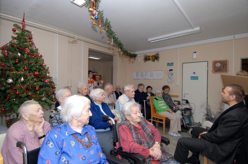 Atmosféru adventu a blížících se Vánoc s předáním dárků zažili (20.12.2011) s primátorem Martinem Baxou, náměstkyní primátora Evou Herinkovou a radním Jiřím Kuthanem někteří klienti plzeňských sociálních zařízení. Předvánoční „cestování“ členů Rady města Plzně na tato místa se stalo tradicí a milou příležitostí na okamžik se zastavit a prožít společně chvíle klidu a vzájemného porozumění, které k adventu patří.