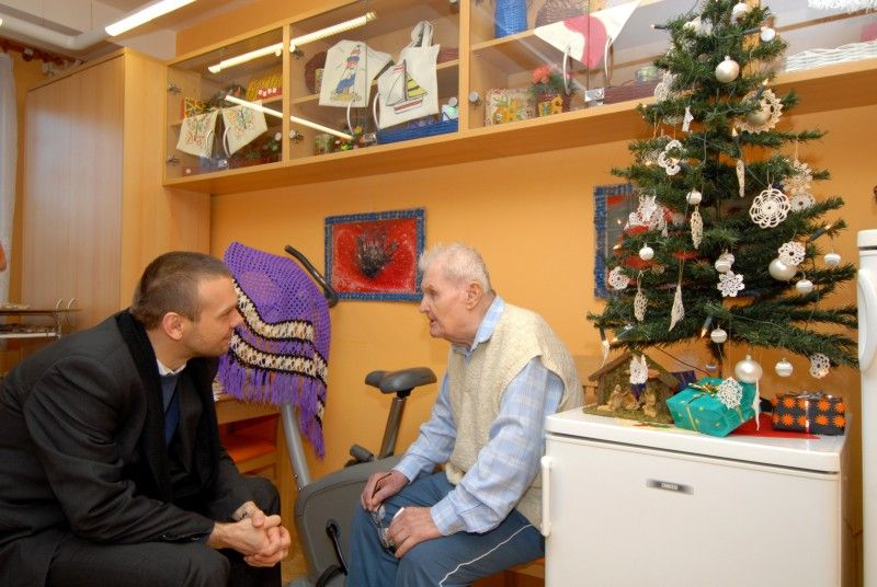 Atmosféru adventu a blížících se Vánoc s předáním dárků zažili (20.12.2011) s primátorem Martinem Baxou, náměstkyní primátora Evou Herinkovou a radním Jiřím Kuthanem někteří klienti plzeňských sociálních zařízení. Předvánoční „cestování“ členů Rady města Plzně na tato místa se stalo tradicí a milou příležitostí na okamžik se zastavit a prožít společně chvíle klidu a vzájemného porozumění, které k adventu patří.