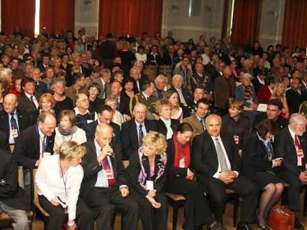 Slavnostní večer (Sváťa Čech & Czech Summit Orchestra) - V Měšťanské besedě vystoupil známý sólista, saxofonista Sváťa Čech. V doprovodu CZECH SUMMIT Orchestra zazněla na slavnostním večeru spousta dobových swingových melodií. Ve stylu známých hitů jako In the Mood, Chattanooga, Moonlight Serenade a řady dalších se posluchačům představili jedni z nejlepších profesionálů v oboru.
Během programu byly vyhlášeny výsledky bojové hry pro studenty základních a středních škol, OSVOBOĎ PLZEŇ a vítězové této soutěže si z rukou přímých účastníků osvobozeneckých bojů v Plzni odnesli hodnotné ceny.