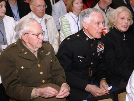 Slavnostní večer (Sváťa Čech & Czech Summit Orchestra) - V Měšťanské besedě vystoupil známý sólista, saxofonista Sváťa Čech. V doprovodu CZECH SUMMIT Orchestra zazněla na slavnostním večeru spousta dobových swingových melodií. Ve stylu známých hitů jako In the Mood, Chattanooga, Moonlight Serenade a řady dalších se posluchačům představili jedni z nejlepších profesionálů v oboru.
Během programu byly vyhlášeny výsledky bojové hry pro studenty základních a středních škol, OSVOBOĎ PLZEŇ a vítězové této soutěže si z rukou přímých účastníků osvobozeneckých bojů v Plzni odnesli hodnotné ceny.