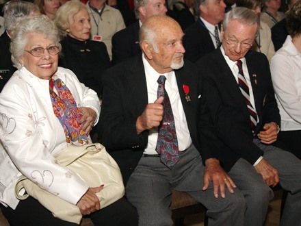 Slavnostní večer (Sváťa Čech & Czech Summit Orchestra) - V Měšťanské besedě vystoupil známý sólista, saxofonista Sváťa Čech. V doprovodu CZECH SUMMIT Orchestra zazněla na slavnostním večeru spousta dobových swingových melodií. Ve stylu známých hitů jako In the Mood, Chattanooga, Moonlight Serenade a řady dalších se posluchačům představili jedni z nejlepších profesionálů v oboru.
Během programu byly vyhlášeny výsledky bojové hry pro studenty základních a středních škol, OSVOBOĎ PLZEŇ a vítězové této soutěže si z rukou přímých účastníků osvobozeneckých bojů v Plzni odnesli hodnotné ceny.