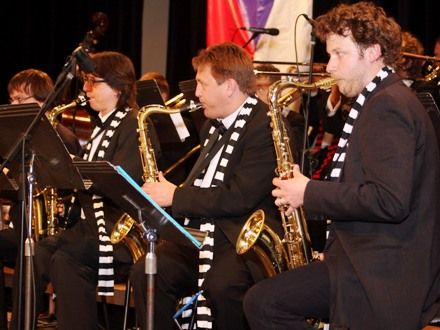 Slavnostní večer (Sváťa Čech & Czech Summit Orchestra) - V Měšťanské besedě vystoupil známý sólista, saxofonista Sváťa Čech. V doprovodu CZECH SUMMIT Orchestra zazněla na slavnostním večeru spousta dobových swingových melodií. Ve stylu známých hitů jako In the Mood, Chattanooga, Moonlight Serenade a řady dalších se posluchačům představili jedni z nejlepších profesionálů v oboru.
Během programu byly vyhlášeny výsledky bojové hry pro studenty základních a středních škol, OSVOBOĎ PLZEŇ a vítězové této soutěže si z rukou přímých účastníků osvobozeneckých bojů v Plzni odnesli hodnotné ceny.