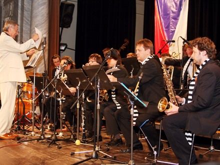 Slavnostní večer (Sváťa Čech & Czech Summit Orchestra) - V Měšťanské besedě vystoupil známý sólista, saxofonista Sváťa Čech. V doprovodu CZECH SUMMIT Orchestra zazněla na slavnostním večeru spousta dobových swingových melodií. Ve stylu známých hitů jako In the Mood, Chattanooga, Moonlight Serenade a řady dalších se posluchačům představili jedni z nejlepších profesionálů v oboru.
Během programu byly vyhlášeny výsledky bojové hry pro studenty základních a středních škol, OSVOBOĎ PLZEŇ a vítězové této soutěže si z rukou přímých účastníků osvobozeneckých bojů v Plzni odnesli hodnotné ceny.