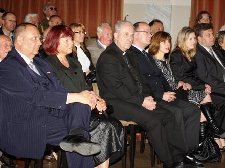 Slavnostní večer (Sváťa Čech & Czech Summit Orchestra) - V Měšťanské besedě vystoupil známý sólista, saxofonista Sváťa Čech. V doprovodu CZECH SUMMIT Orchestra zazněla na slavnostním večeru spousta dobových swingových melodií. Ve stylu známých hitů jako In the Mood, Chattanooga, Moonlight Serenade a řady dalších se posluchačům představili jedni z nejlepších profesionálů v oboru.
Během programu byly vyhlášeny výsledky bojové hry pro studenty základních a středních škol, OSVOBOĎ PLZEŇ a vítězové této soutěže si z rukou přímých účastníků osvobozeneckých bojů v Plzni odnesli hodnotné ceny.