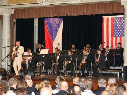 Slavnostní večer (Sváťa Čech & Czech Summit Orchestra) - V Měšťanské besedě vystoupil známý sólista, saxofonista Sváťa Čech. V doprovodu CZECH SUMMIT Orchestra zazněla na slavnostním večeru spousta dobových swingových melodií. Ve stylu známých hitů jako In the Mood, Chattanooga, Moonlight Serenade a řady dalších se posluchačům představili jedni z nejlepších profesionálů v oboru.
Během programu byly vyhlášeny výsledky bojové hry pro studenty základních a středních škol, OSVOBOĎ PLZEŇ a vítězové této soutěže si z rukou přímých účastníků osvobozeneckých bojů v Plzni odnesli hodnotné ceny.