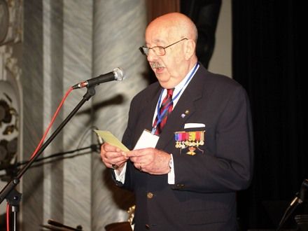 Slavnostní večer (Sváťa Čech & Czech Summit Orchestra) - V Měšťanské besedě vystoupil známý sólista, saxofonista Sváťa Čech. V doprovodu CZECH SUMMIT Orchestra zazněla na slavnostním večeru spousta dobových swingových melodií. Ve stylu známých hitů jako In the Mood, Chattanooga, Moonlight Serenade a řady dalších se posluchačům představili jedni z nejlepších profesionálů v oboru.
Během programu byly vyhlášeny výsledky bojové hry pro studenty základních a středních škol, OSVOBOĎ PLZEŇ a vítězové této soutěže si z rukou přímých účastníků osvobozeneckých bojů v Plzni odnesli hodnotné ceny.