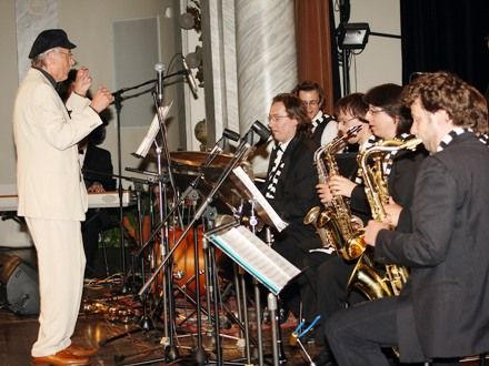 Slavnostní večer (Sváťa Čech & Czech Summit Orchestra) - V Měšťanské besedě vystoupil známý sólista, saxofonista Sváťa Čech. V doprovodu CZECH SUMMIT Orchestra zazněla na slavnostním večeru spousta dobových swingových melodií. Ve stylu známých hitů jako In the Mood, Chattanooga, Moonlight Serenade a řady dalších se posluchačům představili jedni z nejlepších profesionálů v oboru.
Během programu byly vyhlášeny výsledky bojové hry pro studenty základních a středních škol, OSVOBOĎ PLZEŇ a vítězové této soutěže si z rukou přímých účastníků osvobozeneckých bojů v Plzni odnesli hodnotné ceny.