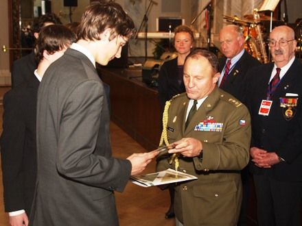 Slavnostní večer (Sváťa Čech & Czech Summit Orchestra) - V Měšťanské besedě vystoupil známý sólista, saxofonista Sváťa Čech. V doprovodu CZECH SUMMIT Orchestra zazněla na slavnostním večeru spousta dobových swingových melodií. Ve stylu známých hitů jako In the Mood, Chattanooga, Moonlight Serenade a řady dalších se posluchačům představili jedni z nejlepších profesionálů v oboru.
Během programu byly vyhlášeny výsledky bojové hry pro studenty základních a středních škol, OSVOBOĎ PLZEŇ a vítězové této soutěže si z rukou přímých účastníků osvobozeneckých bojů v Plzni odnesli hodnotné ceny.