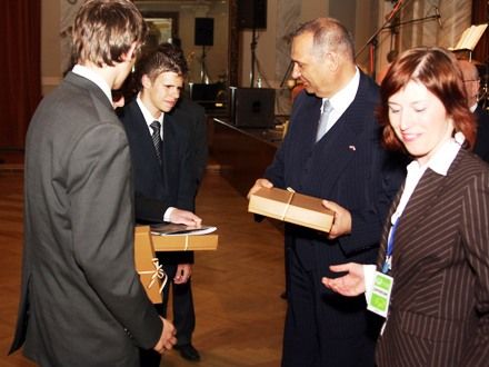 Slavnostní večer (Sváťa Čech & Czech Summit Orchestra) - V Měšťanské besedě vystoupil známý sólista, saxofonista Sváťa Čech. V doprovodu CZECH SUMMIT Orchestra zazněla na slavnostním večeru spousta dobových swingových melodií. Ve stylu známých hitů jako In the Mood, Chattanooga, Moonlight Serenade a řady dalších se posluchačům představili jedni z nejlepších profesionálů v oboru.
Během programu byly vyhlášeny výsledky bojové hry pro studenty základních a středních škol, OSVOBOĎ PLZEŇ a vítězové této soutěže si z rukou přímých účastníků osvobozeneckých bojů v Plzni odnesli hodnotné ceny.