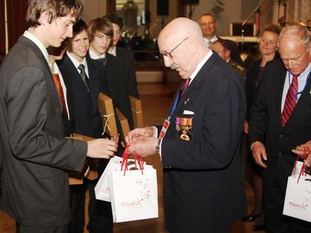 Slavnostní večer (Sváťa Čech & Czech Summit Orchestra) - V Měšťanské besedě vystoupil známý sólista, saxofonista Sváťa Čech. V doprovodu CZECH SUMMIT Orchestra zazněla na slavnostním večeru spousta dobových swingových melodií. Ve stylu známých hitů jako In the Mood, Chattanooga, Moonlight Serenade a řady dalších se posluchačům představili jedni z nejlepších profesionálů v oboru.
Během programu byly vyhlášeny výsledky bojové hry pro studenty základních a středních škol, OSVOBOĎ PLZEŇ a vítězové této soutěže si z rukou přímých účastníků osvobozeneckých bojů v Plzni odnesli hodnotné ceny.