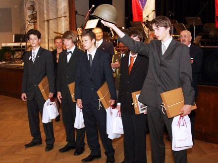 Slavnostní večer (Sváťa Čech & Czech Summit Orchestra) - V Měšťanské besedě vystoupil známý sólista, saxofonista Sváťa Čech. V doprovodu CZECH SUMMIT Orchestra zazněla na slavnostním večeru spousta dobových swingových melodií. Ve stylu známých hitů jako In the Mood, Chattanooga, Moonlight Serenade a řady dalších se posluchačům představili jedni z nejlepších profesionálů v oboru.
Během programu byly vyhlášeny výsledky bojové hry pro studenty základních a středních škol, OSVOBOĎ PLZEŇ a vítězové této soutěže si z rukou přímých účastníků osvobozeneckých bojů v Plzni odnesli hodnotné ceny.