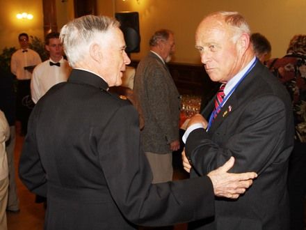 Slavnostní večer (Sváťa Čech & Czech Summit Orchestra) - V Měšťanské besedě vystoupil známý sólista, saxofonista Sváťa Čech. V doprovodu CZECH SUMMIT Orchestra zazněla na slavnostním večeru spousta dobových swingových melodií. Ve stylu známých hitů jako In the Mood, Chattanooga, Moonlight Serenade a řady dalších se posluchačům představili jedni z nejlepších profesionálů v oboru.
Během programu byly vyhlášeny výsledky bojové hry pro studenty základních a středních škol, OSVOBOĎ PLZEŇ a vítězové této soutěže si z rukou přímých účastníků osvobozeneckých bojů v Plzni odnesli hodnotné ceny.