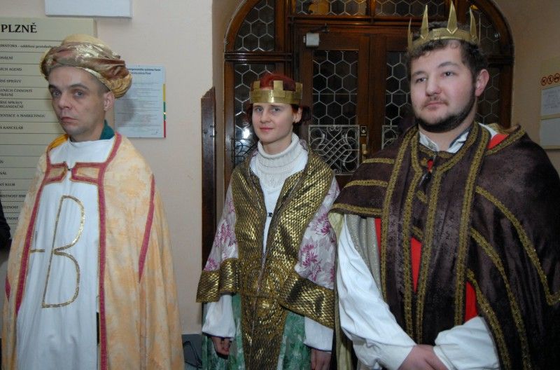 Tradiční Tříkrálovou sbírku dnes (3.1.2012) odpoledne zahájil v mázhauzu plzeňské radnice biskup Mons. František Radkovský. Jako každý rok ke koledníkům promluvil a požehnal jim. Po Plzni tak budou do 14. ledna chodit desítky koledníků. Jimi vybrané finanční prostředky se věnují na charitativní účely. Rozdělovány jsou podle předem stanovených kritérií, šedesát pět procent zůstává vždy v místě vybrání.

Slavnostního zahájení na radnici, které poté pokračovalo hereckým ztvárněním vánočního příběhu v katedrále sv. Bartoloměje, se zúčastnil primátor Martin Baxa.

Tříkrálovou sbírku organizuje Diecézní charita Plzeň od roku 2000. Minulý rok se při ní v Plzeňské diecézi vybralo přes 3 miliony korun.