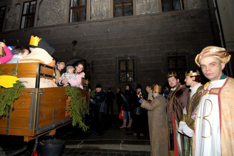 Tradiční Tříkrálovou sbírku dnes (3.1.2012) odpoledne zahájil v mázhauzu plzeňské radnice biskup Mons. František Radkovský. Jako každý rok ke koledníkům promluvil a požehnal jim. Po Plzni tak budou do 14. ledna chodit desítky koledníků. Jimi vybrané finanční prostředky se věnují na charitativní účely. Rozdělovány jsou podle předem stanovených kritérií, šedesát pět procent zůstává vždy v místě vybrání.

Slavnostního zahájení na radnici, které poté pokračovalo hereckým ztvárněním vánočního příběhu v katedrále sv. Bartoloměje, se zúčastnil primátor Martin Baxa.

Tříkrálovou sbírku organizuje Diecézní charita Plzeň od roku 2000. Minulý rok se při ní v Plzeňské diecézi vybralo přes 3 miliony korun.