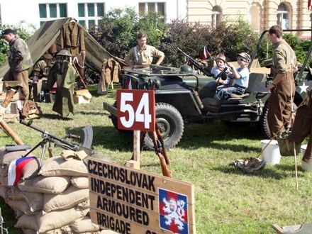 Spojenecký kemp 1945 - KLUB VOJENSKÉ HISTORIE TOMMY YANKEE (PLZEŇ) připravil na scéně před Peklem Spojenecký kemp 1945, který návštěvníky zavedl do prvních květnových dnů po osvobození města. Dělil se na dvě vzájemně propojené části představující 9. pluk 2. pěší divize U.S. Army a Československou samostatnou obrněnou brigádu.