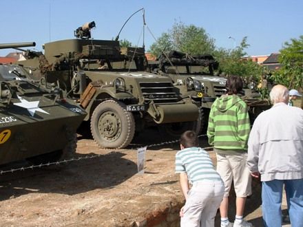 Spojenecký kemp 1945 - KLUB VOJENSKÉ HISTORIE TOMMY YANKEE (PLZEŇ) připravil na scéně před Peklem Spojenecký kemp 1945, který návštěvníky zavedl do prvních květnových dnů po osvobození města. Dělil se na dvě vzájemně propojené části představující 9. pluk 2. pěší divize U.S. Army a Československou samostatnou obrněnou brigádu.