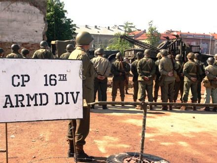 Spojenecký kemp 1945 - KLUB VOJENSKÉ HISTORIE TOMMY YANKEE (PLZEŇ) připravil na scéně před Peklem Spojenecký kemp 1945, který návštěvníky zavedl do prvních květnových dnů po osvobození města. Dělil se na dvě vzájemně propojené části představující 9. pluk 2. pěší divize U.S. Army a Československou samostatnou obrněnou brigádu.