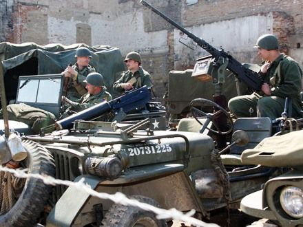 Spojenecký kemp 1945 - KLUB VOJENSKÉ HISTORIE TOMMY YANKEE (PLZEŇ) připravil na scéně před Peklem Spojenecký kemp 1945, který návštěvníky zavedl do prvních květnových dnů po osvobození města. Dělil se na dvě vzájemně propojené části představující 9. pluk 2. pěší divize U.S. Army a Československou samostatnou obrněnou brigádu.