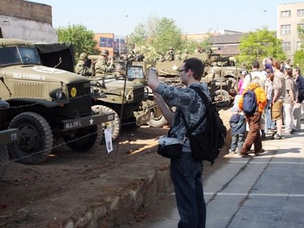 Spojenecký kemp 1945 - KLUB VOJENSKÉ HISTORIE TOMMY YANKEE (PLZEŇ) připravil na scéně před Peklem Spojenecký kemp 1945, který návštěvníky zavedl do prvních květnových dnů po osvobození města. Dělil se na dvě vzájemně propojené části představující 9. pluk 2. pěší divize U.S. Army a Československou samostatnou obrněnou brigádu.