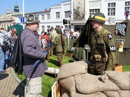 Spojenecký kemp 1945 - KLUB VOJENSKÉ HISTORIE TOMMY YANKEE (PLZEŇ) připravil na scéně před Peklem Spojenecký kemp 1945, který návštěvníky zavedl do prvních květnových dnů po osvobození města. Dělil se na dvě vzájemně propojené části představující 9. pluk 2. pěší divize U.S. Army a Československou samostatnou obrněnou brigádu.