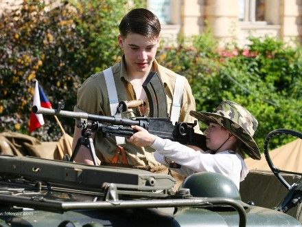Spojenecký kemp 1945 - KLUB VOJENSKÉ HISTORIE TOMMY YANKEE (PLZEŇ) připravil na scéně před Peklem Spojenecký kemp 1945, který návštěvníky zavedl do prvních květnových dnů po osvobození města. Dělil se na dvě vzájemně propojené části představující 9. pluk 2. pěší divize U.S. Army a Československou samostatnou obrněnou brigádu.