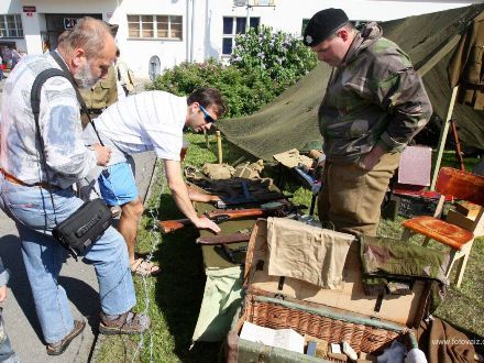 Spojenecký kemp 1945 - KLUB VOJENSKÉ HISTORIE TOMMY YANKEE (PLZEŇ) připravil na scéně před Peklem Spojenecký kemp 1945, který návštěvníky zavedl do prvních květnových dnů po osvobození města. Dělil se na dvě vzájemně propojené části představující 9. pluk 2. pěší divize U.S. Army a Československou samostatnou obrněnou brigádu.