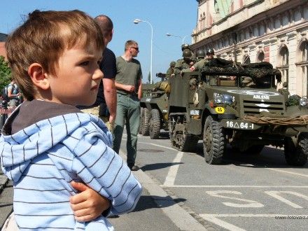 Spojenecký kemp 1945 - KLUB VOJENSKÉ HISTORIE TOMMY YANKEE (PLZEŇ) připravil na scéně před Peklem Spojenecký kemp 1945, který návštěvníky zavedl do prvních květnových dnů po osvobození města. Dělil se na dvě vzájemně propojené části představující 9. pluk 2. pěší divize U.S. Army a Československou samostatnou obrněnou brigádu.