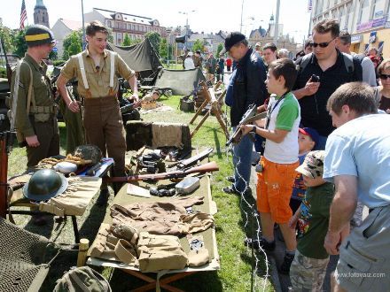 Spojenecký kemp 1945 - KLUB VOJENSKÉ HISTORIE TOMMY YANKEE (PLZEŇ) připravil na scéně před Peklem Spojenecký kemp 1945, který návštěvníky zavedl do prvních květnových dnů po osvobození města. Dělil se na dvě vzájemně propojené části představující 9. pluk 2. pěší divize U.S. Army a Československou samostatnou obrněnou brigádu.