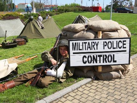 Spojenecký kemp 1945 - KLUB VOJENSKÉ HISTORIE TOMMY YANKEE (PLZEŇ) připravil na scéně před Peklem Spojenecký kemp 1945, který návštěvníky zavedl do prvních květnových dnů po osvobození města. Dělil se na dvě vzájemně propojené části představující 9. pluk 2. pěší divize U.S. Army a Československou samostatnou obrněnou brigádu.