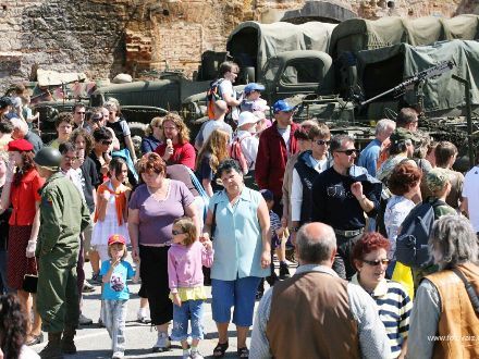 Spojenecký kemp 1945 - KLUB VOJENSKÉ HISTORIE TOMMY YANKEE (PLZEŇ) připravil na scéně před Peklem Spojenecký kemp 1945, který návštěvníky zavedl do prvních květnových dnů po osvobození města. Dělil se na dvě vzájemně propojené části představující 9. pluk 2. pěší divize U.S. Army a Československou samostatnou obrněnou brigádu.