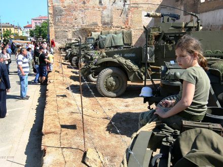 Spojenecký kemp 1945 - KLUB VOJENSKÉ HISTORIE TOMMY YANKEE (PLZEŇ) připravil na scéně před Peklem Spojenecký kemp 1945, který návštěvníky zavedl do prvních květnových dnů po osvobození města. Dělil se na dvě vzájemně propojené části představující 9. pluk 2. pěší divize U.S. Army a Československou samostatnou obrněnou brigádu.