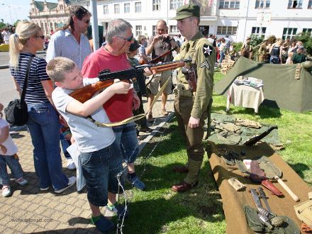 Spojenecký kemp 1945 - KLUB VOJENSKÉ HISTORIE TOMMY YANKEE (PLZEŇ) připravil na scéně před Peklem Spojenecký kemp 1945, který návštěvníky zavedl do prvních květnových dnů po osvobození města. Dělil se na dvě vzájemně propojené části představující 9. pluk 2. pěší divize U.S. Army a Československou samostatnou obrněnou brigádu.