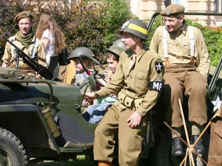 Spojenecký kemp 1945 - KLUB VOJENSKÉ HISTORIE TOMMY YANKEE (PLZEŇ) připravil na scéně před Peklem Spojenecký kemp 1945, který návštěvníky zavedl do prvních květnových dnů po osvobození města. Dělil se na dvě vzájemně propojené části představující 9. pluk 2. pěší divize U.S. Army a Československou samostatnou obrněnou brigádu.