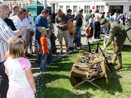 Spojenecký kemp 1945 - KLUB VOJENSKÉ HISTORIE TOMMY YANKEE (PLZEŇ) připravil na scéně před Peklem Spojenecký kemp 1945, který návštěvníky zavedl do prvních květnových dnů po osvobození města. Dělil se na dvě vzájemně propojené části představující 9. pluk 2. pěší divize U.S. Army a Československou samostatnou obrněnou brigádu.