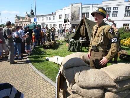 Spojenecký kemp 1945 - KLUB VOJENSKÉ HISTORIE TOMMY YANKEE (PLZEŇ) připravil na scéně před Peklem Spojenecký kemp 1945, který návštěvníky zavedl do prvních květnových dnů po osvobození města. Dělil se na dvě vzájemně propojené části představující 9. pluk 2. pěší divize U.S. Army a Československou samostatnou obrněnou brigádu.